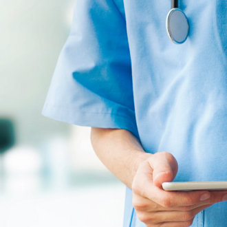 a close-up of a doctor holding a phone - Médecine du travail