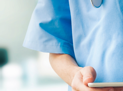 a close-up of a doctor holding a phone - Médecine du travail