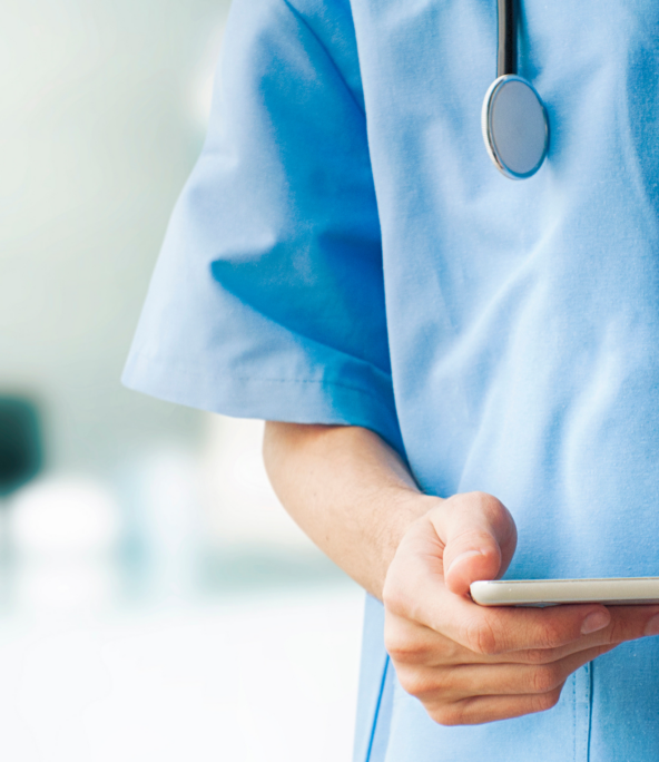 a close-up of a doctor holding a phone - Médecine du travail